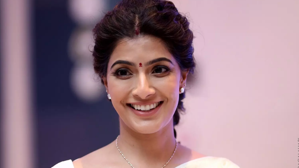 Varalaxmi Sarathkumar’ın İlk Yönetmenlik Deneyimi S Saraswathi, Artık Dijitalde!